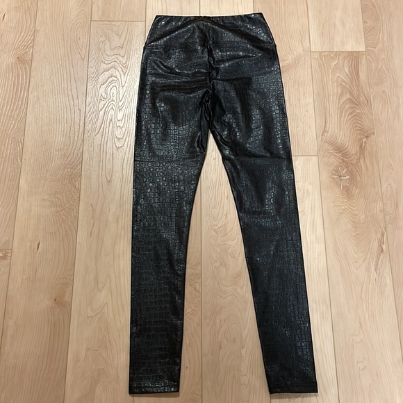 7 For All Mankind Croc Embossed Black Faux Leather Leggings, sz XS - Picture 4 of 13